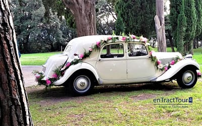 Décorer sa voiture de mariage avec des guirlandes de fleurs